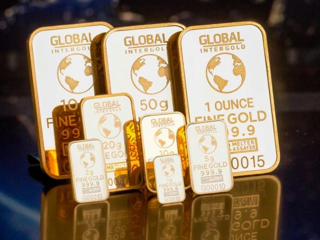 Gold extends rally, jumps Rs6,100/tola